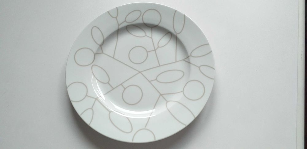 Komplet 10 płaskich talerzy o średnicy 27 cm