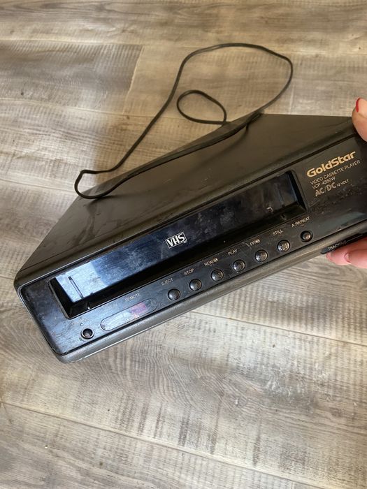 Продам касетний відеомагнітофон. Бу. Робочий.