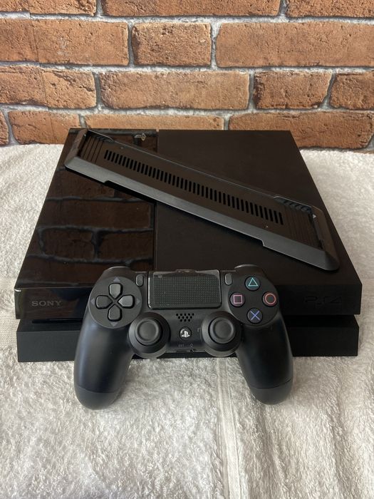 Ps4 c/3 jogos, 1 comando e suporte