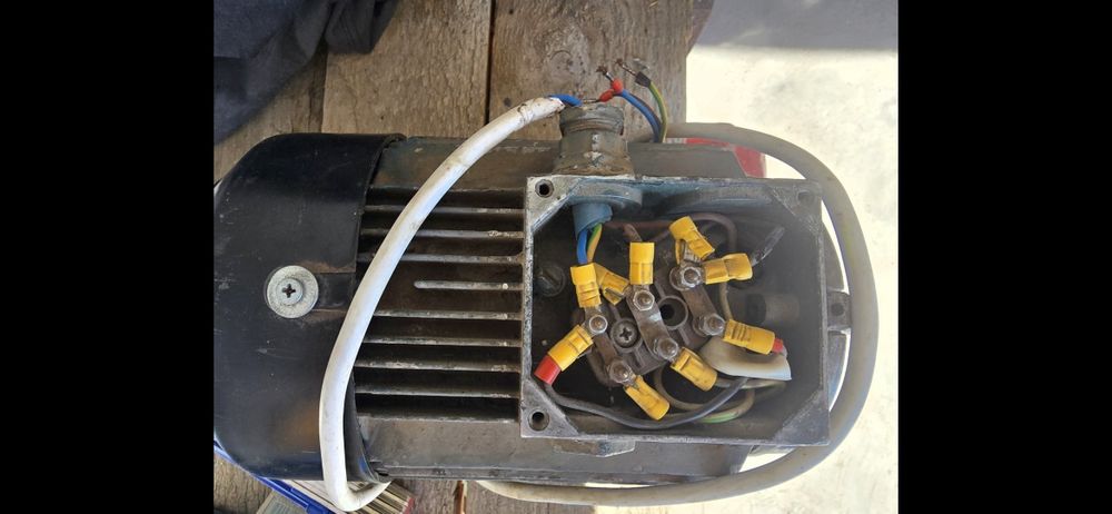 Электродвигатель асинхронный 2.2кВт 2600об
Запускается но через какое