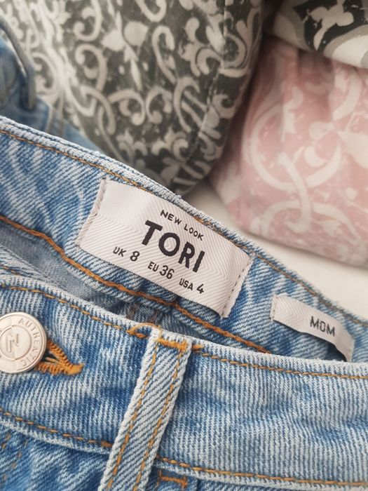 Niebieskie mom jeans z dziurami - New Look