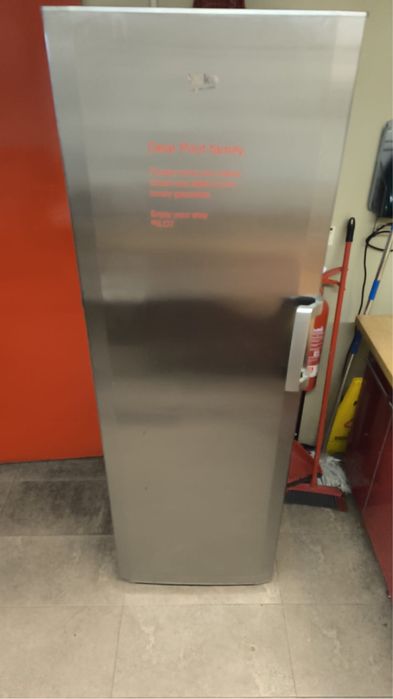 Frigorífico Beko vertical em inox
