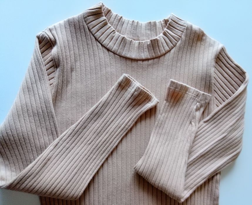 Гольф для дівчинки рожевий колір Mango, бежевий колір zARA 140розмір