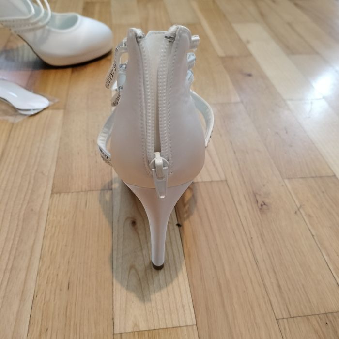 Białe buty na ślub. Rozm 40.