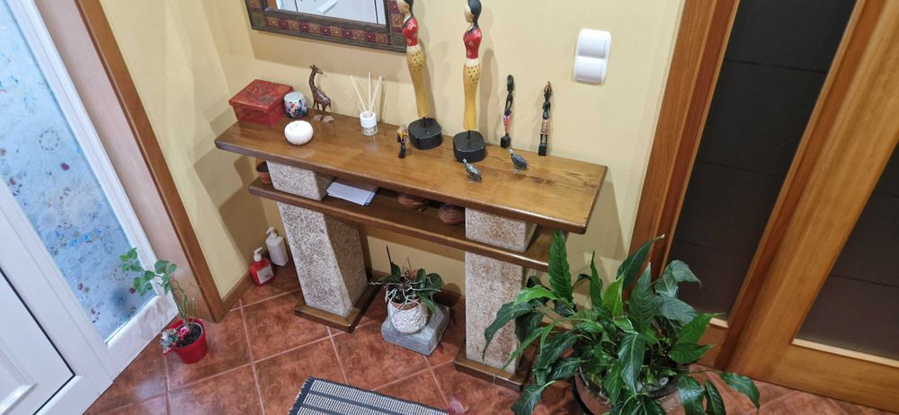 Consola de entrada estilo rústico em castanho maciço e granito