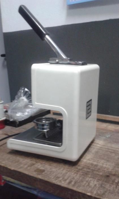 Maquina café de alavanca muito antiga