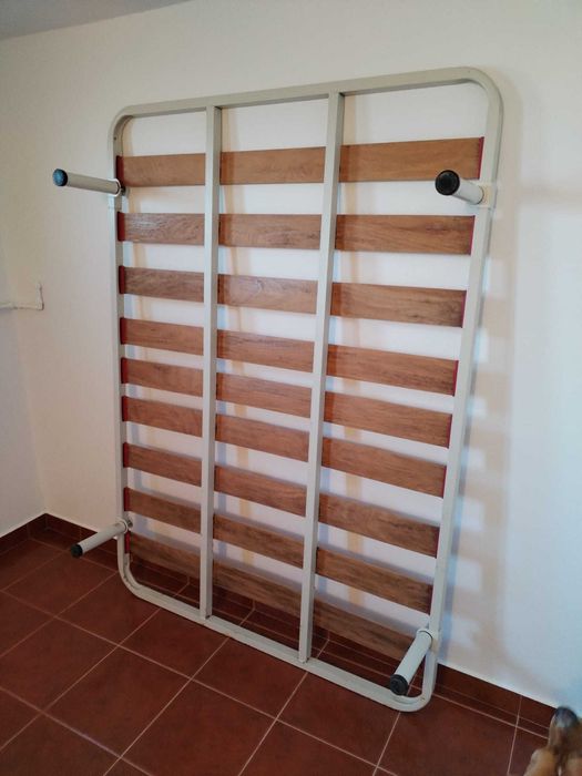 Estrado de Cama em Bom Estado – Resistente e Funcional