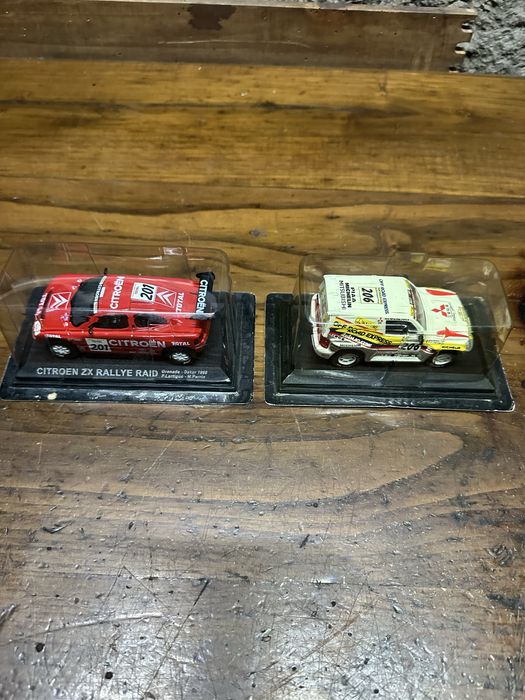Miniatura á escala 1/43 do Citroen e Mitsubishi do Dakar da Altaya