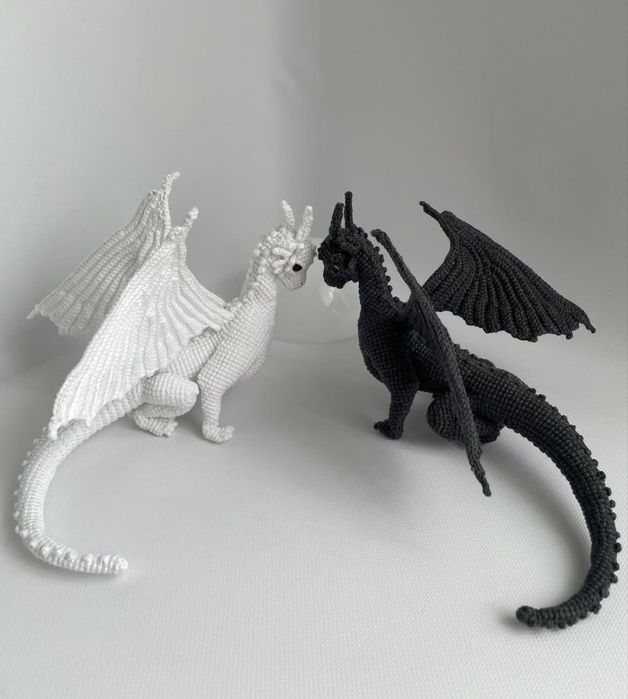 Дракон звʼязаний гачком, гарно тримає форму за рахунок  каркасу