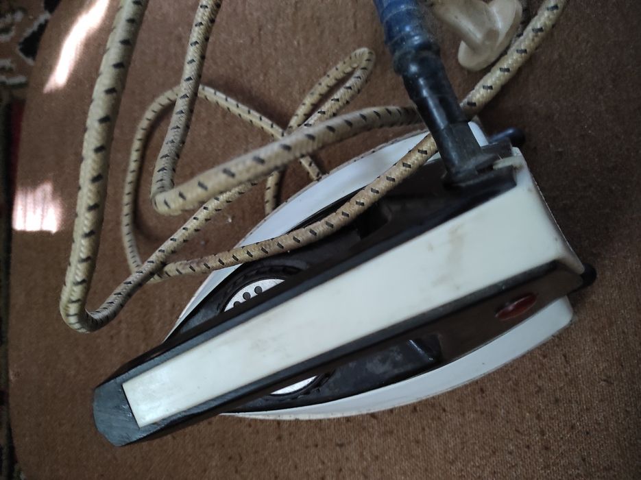 Утюг качественный, советский, тяжёлый. Рабочий