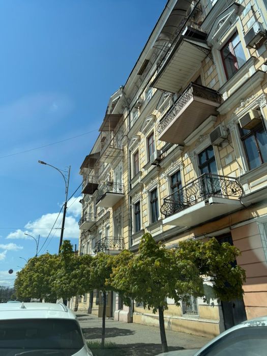 Продам 3-х комнатную квартиру в центре города.