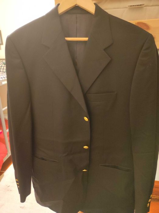 Blazer azul com botões dourados