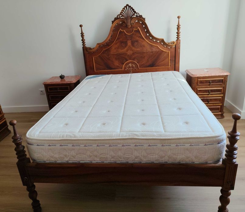 Cama de casal, com colchão, madeira raiz de nogueira.