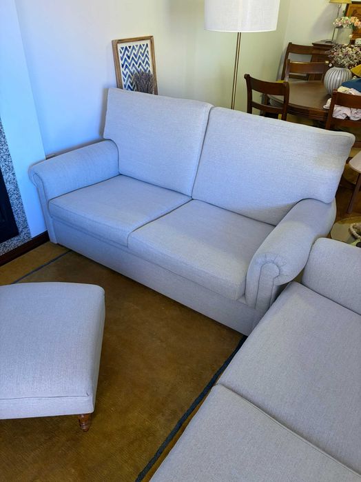 Conjunto de Sala: 2 Sofás de 2 Lugares + Banqueta/Puff (Tecido Cinza-Claro)