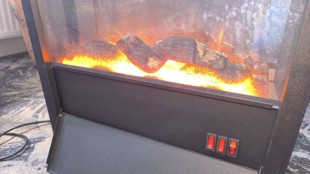 Kominek elektryczny z funkcją grzania na kółkach