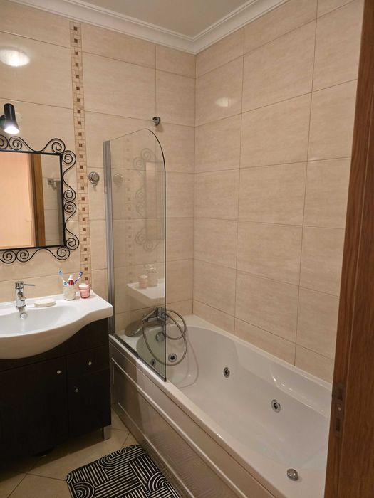 Moradia mobilada e equipada em condomínio fechado com piscina