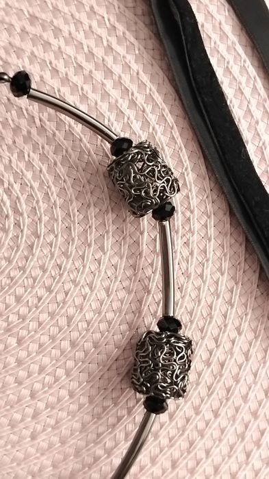 Metalowy naszyjnik choker z aksamitką.