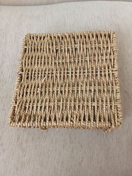 Cesta decorativa de palha