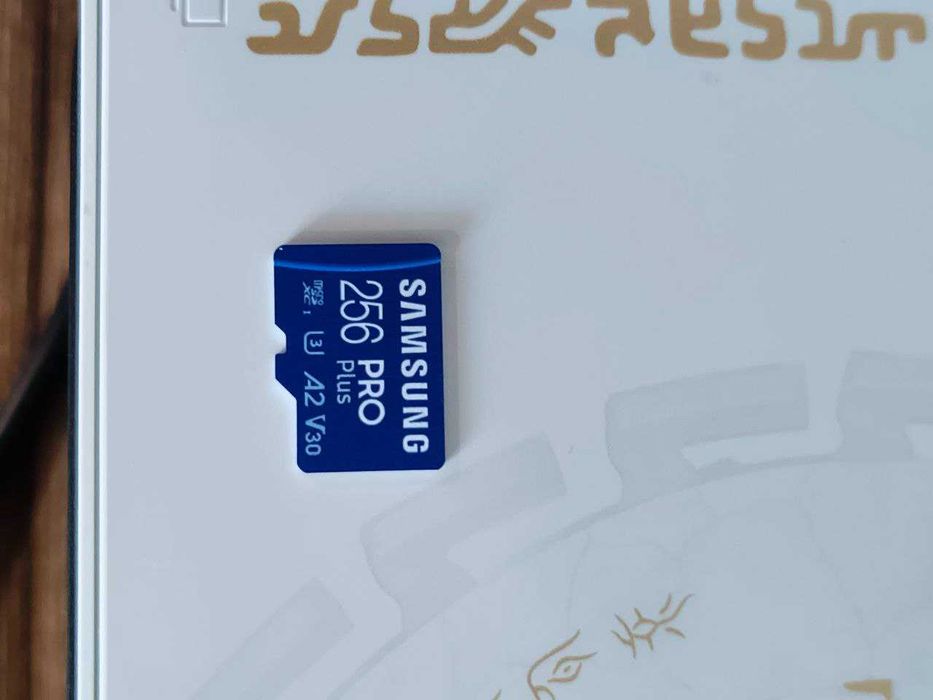 Nintendo Switch OLED (Zelda Limited Edition) + кейс и карта памяти