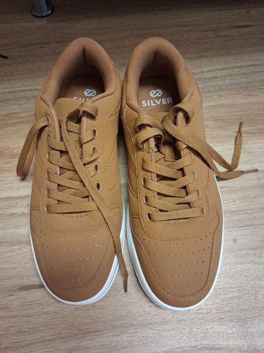 2 pares de sapatilhas+ 1 par de sapatos novos.