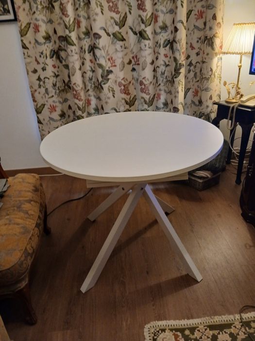 Mesa branca, extensivel, nunca usada.