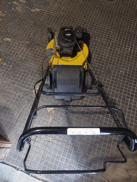 Máquina de cortar relva com tração