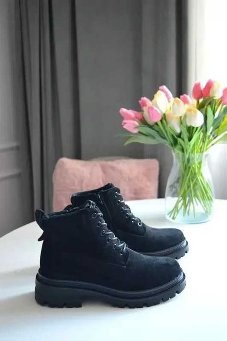 Czarne nowe trapery workery ocieplane wiązane 38