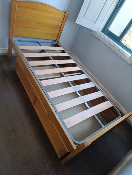 Cama solteiro conservada