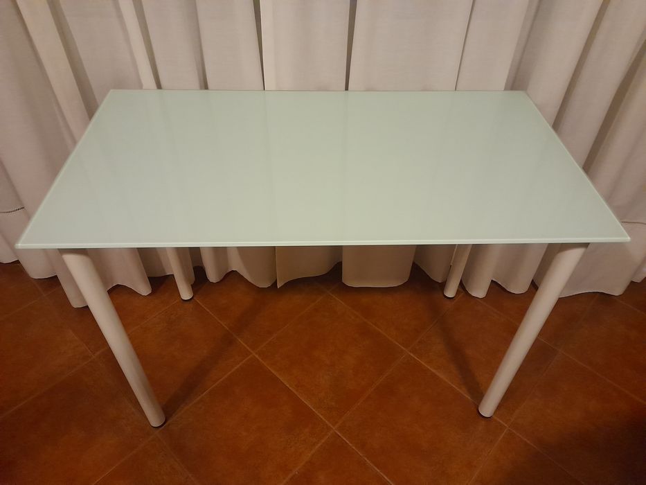 Secretária IKEA Glasholm em vidro temperado 100x52cm com 4 pés ADILS