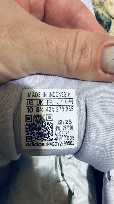 Жіночі кросівки adidas фірмові