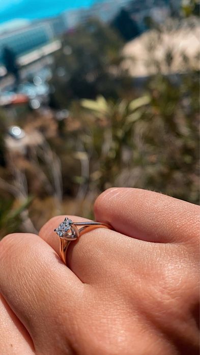 Каблучка на заручени з діамантом