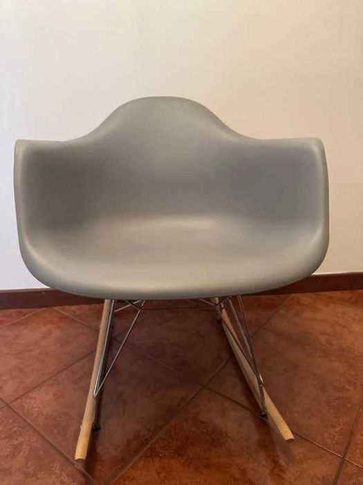 Cadeira de Baloiço Moderna Cinza | Estilo Eames