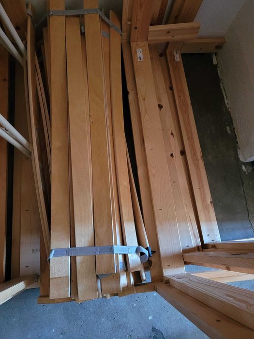 Camas individuais em madeira com estrado e colchão