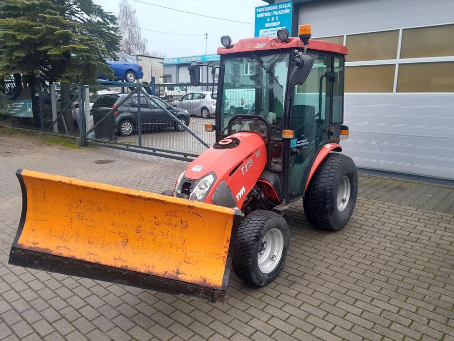 TYM T273 HST  Ciągnik komunalny_TYM T273 HST z przednim WOM-em i TUZ-em_pług2014 Rok