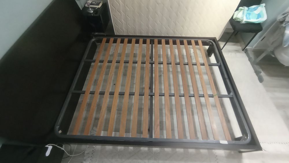 Cama 150 x 195 madeira maciça.