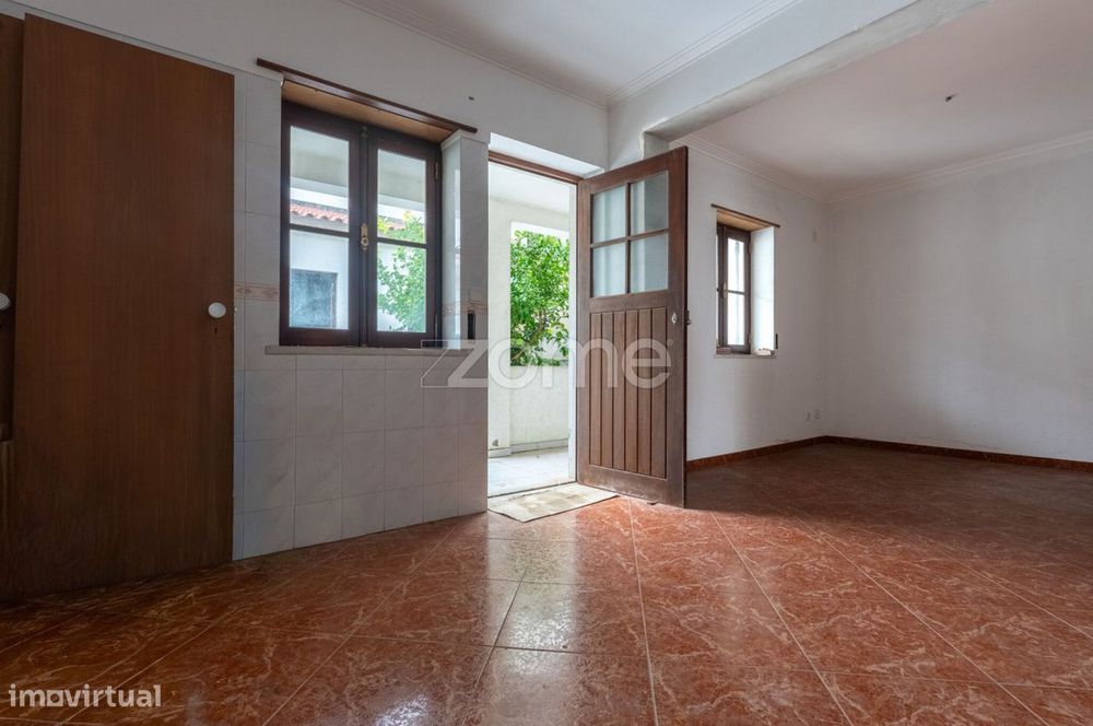 Moradia T3+1 em Manique de Cima a necessitar de acabamentos