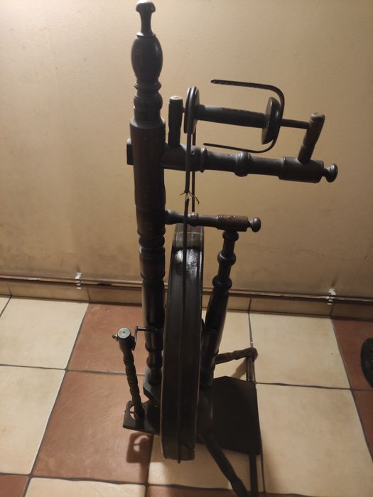 Stary drewniany kołowrotek