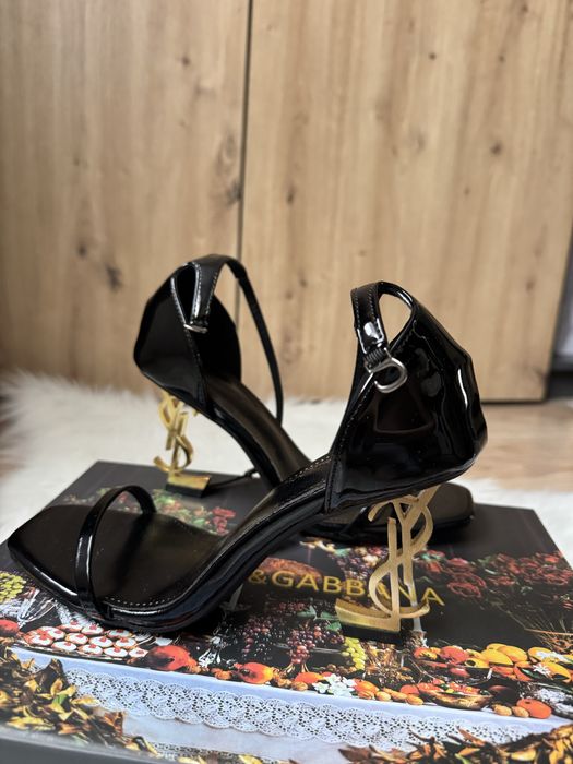 Жіночі босоніжки ysl в наявності