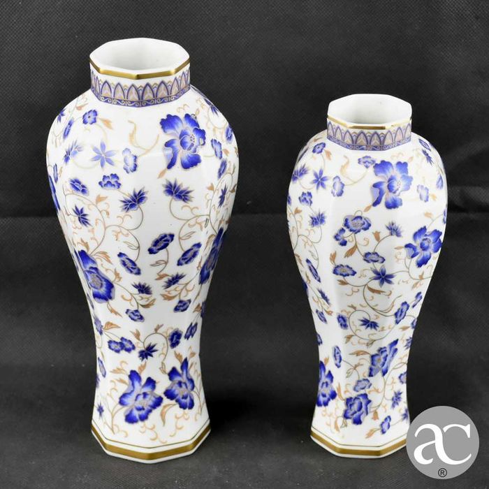 2 Jarras oitavadas em porcelana NG, ricamente decorada em azul e ouro
