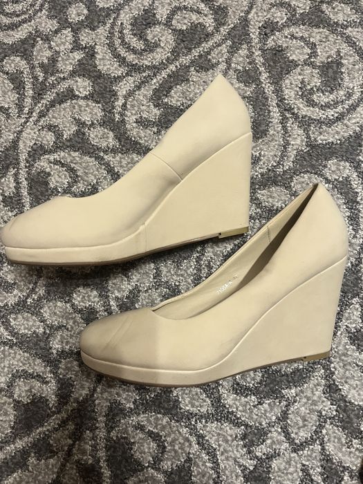 Buty na koturnie beżowe rozmiar 40