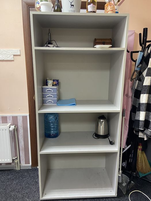 Вмістка шафа з полицями