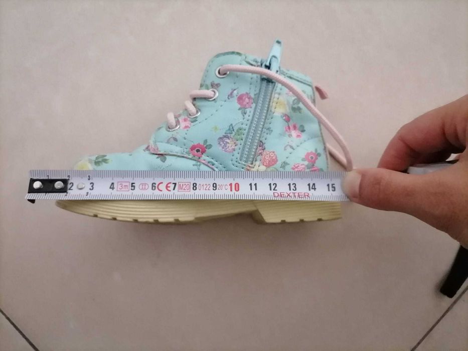 Dois pares de Botas para Criança (Tamanho 22) – Como Novas