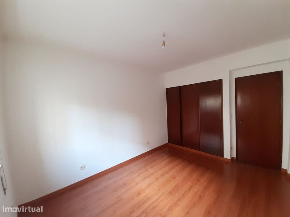 Apartamento T2 em Eiras (Urb do Loreto - perto Estação CP) com varanda
