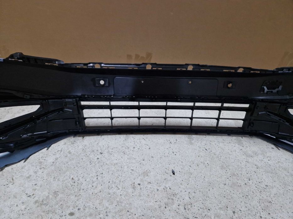 Передний бампер (стиль R-Line) на Volkswagen Passat B8 2014-2019 года.