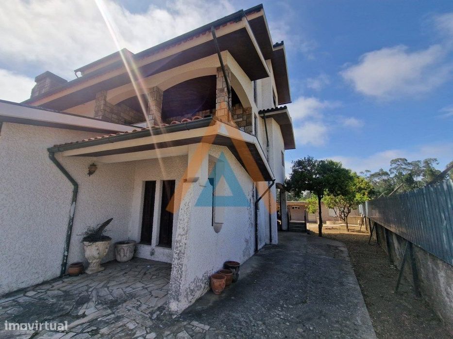 Excecional casa com 3 pisos e anexos, amplos espaços, possibilidade...