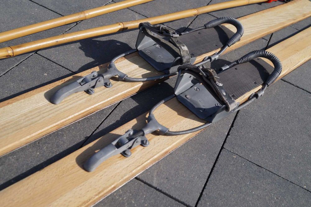 Stare narty drewniane 130 cm z kijkami