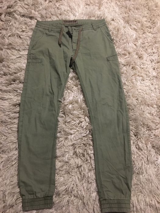Zielone meskie spodnie r.28 cropp