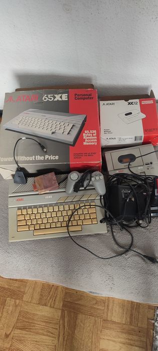 Kolekcjonerski zestaw komputerowy Atari 65XE  z oryg. pudełkami i akc.