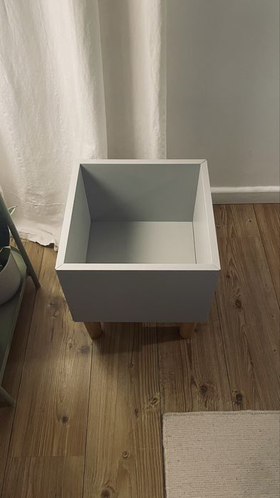 Prateleira IKEA EKET cinzenta com pés – ideal para vinis