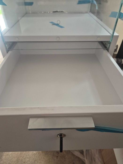 Conjunto de móveis novos.